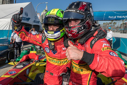 Il vincitore della gara, Lucas di Grassi, ABT Schaeffler Audi Sport con il compagni di squadra, giun