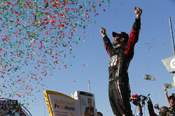 Il vincitore della gara Martin Truex Jr., Furniture Row Racing Toyota