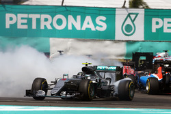 Ніко Росберг, Mercedes AMG F1 W07 Hybrid після розвороту на старті