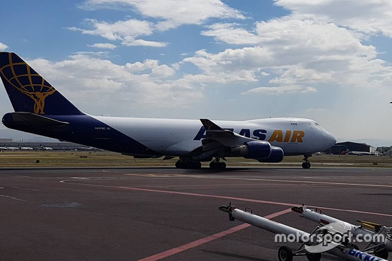 Llegada del equipo de los equipos de F1 en el Boeing 747 de Atlas Air al AICM