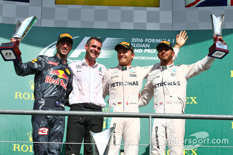 El podio: Daniel Ricciardo, Red Bull Racing, segundo; Nico Rosberg, Mercedes AMG F1, ganador de la c