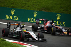 Серхио Перес, Sahara Force India F1 VJM09 и Карлос Сайнс мл., Scuderia Toro Rosso STR11