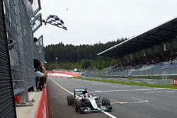 Lewis Hamilton, Mercedes AMG F1 W07 Hybrid remporte la victoire