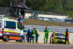 Lee Holdsworth, Team 18, Holden, wird nach Crash auf einer Trage versorgt