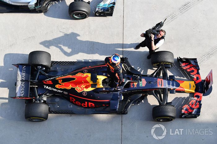 Ganador de la carrera Daniel Ricciardo, Red Bull Racing RB14 celebra en parc ferme