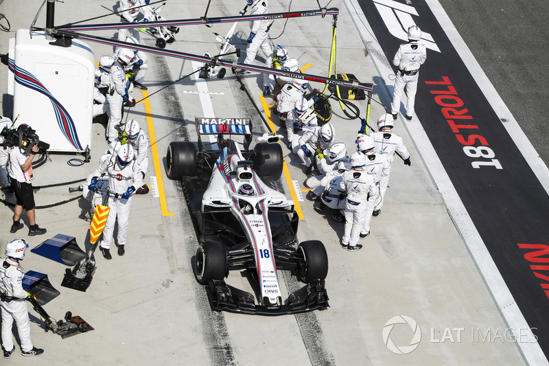 Lance Stroll, Williams FW41 Mercedes, deja su pit después de una parada