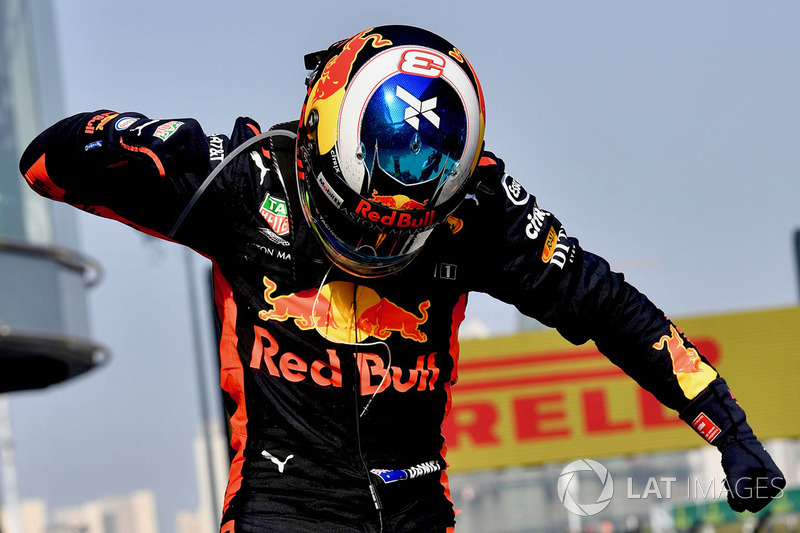 Le vainqueur Daniel Ricciardo, Red Bull Racing fête sa victoire dans le Parc Fermé