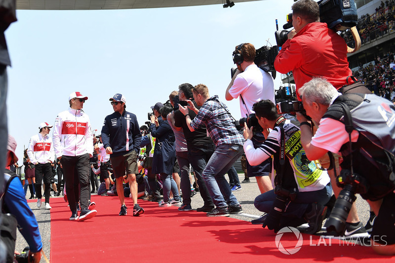 Marcus Ericsson, Sauber and Sergio Perez, Force India on the drivers parade