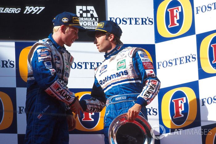 Ganador de la carrera  Jacques Villeneuve,(izquierda) da la mano a su compañero de equipo de Williams, Heinz-Harald Frentzen, que terminó tercero