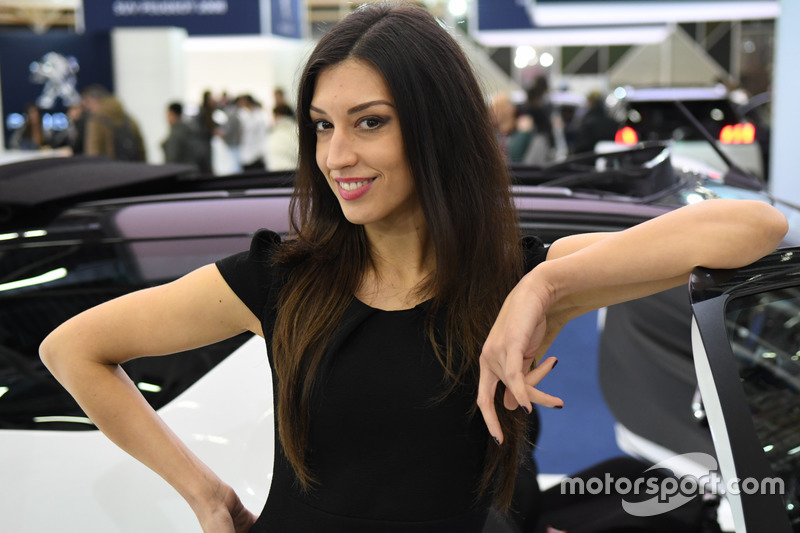 Las chicas en el Salón del Automóvil de Bolonia 2017