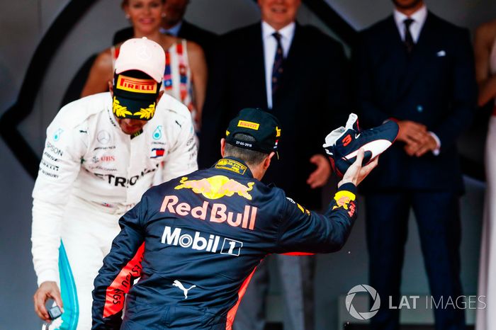 Podio: el ganador de la carrera Daniel Ricciardo, Red Bull Racing, se prepara para celebrar con su marca registrada Shoey