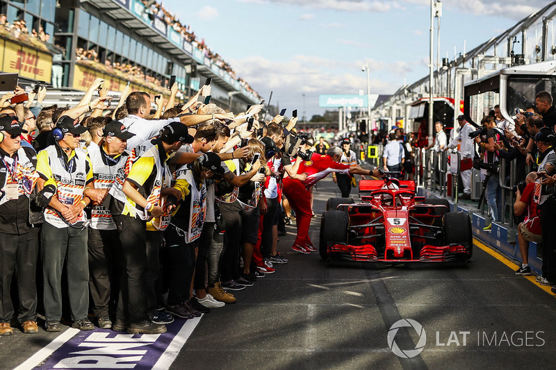 Race winner Sebastian Vettel, Ferrari SF71H celebrates with Maurizio Arrivabene, Ferrari Team Princi