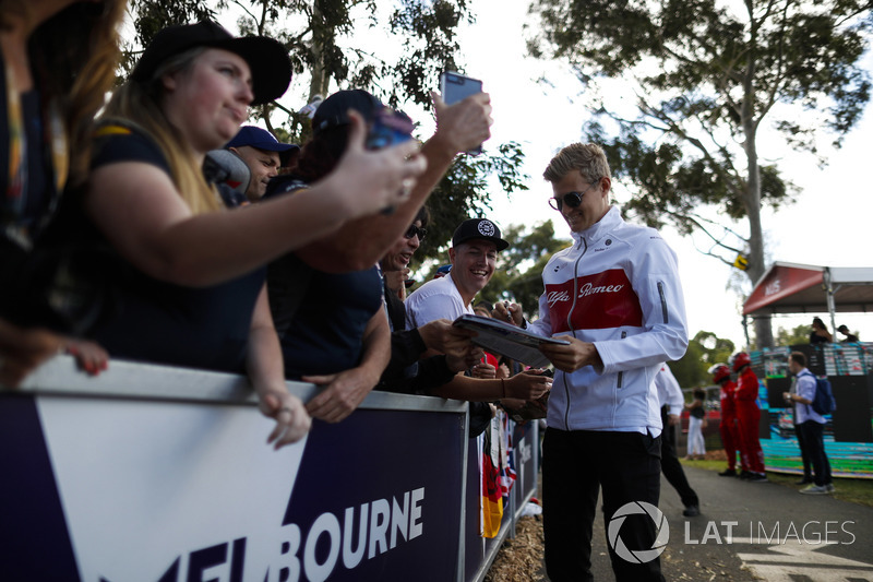 Marcus Ericsson, Sauber, signs autographs for fans