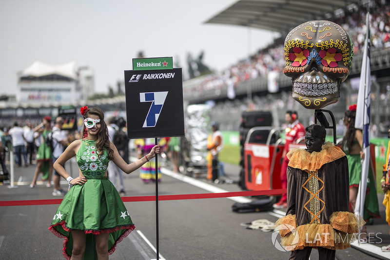 Chica de la parrilla y un personaje del Día de Muertos