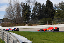 Brendon Hartley, Scuderia Toro Rosso STR13 ve Kimi Raikkonen, Ferrari SF71H