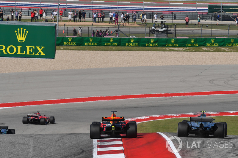 Valtteri Bottas, Mercedes-Benz F1 W08  and Daniel Ricciardo, Red Bull Racing RB13 battle