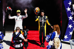 Nico Hulkenberg, Renault Sport F1 Team, Carlos Sainz Jr., Renault Sport F1 Team, at the drivers parade