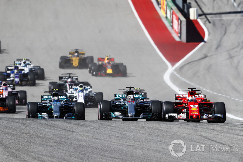 Lewis Hamilton, Mercedes AMG F1 W08, Sebastian Vettel, Ferrari SF70H, in lotta alla partenza della gara