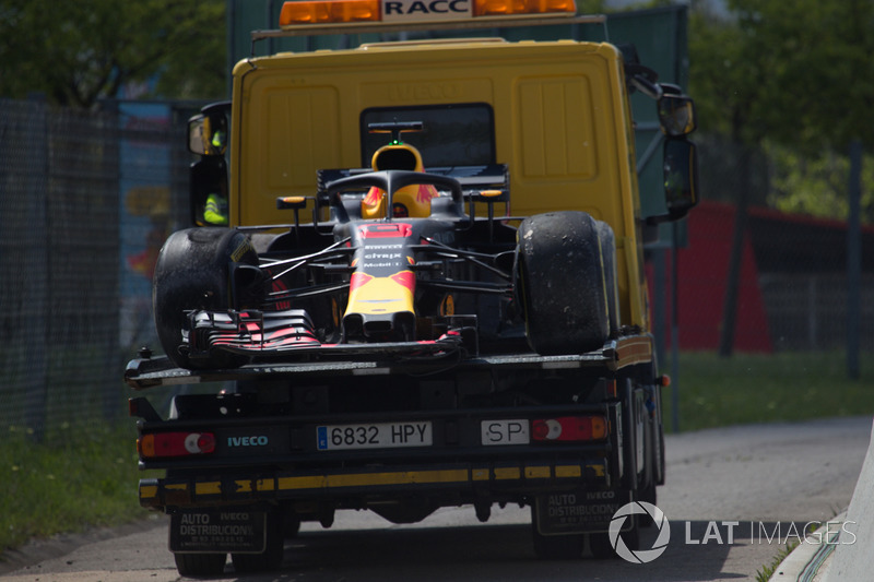 La monoposto incidentata di Daniel Ricciardo, Red Bull Racing RB14 viene recuperata nelle FP1