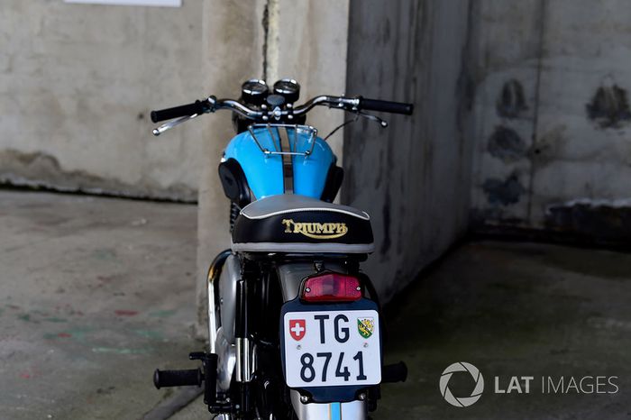 La moto Triumph de Sebastian Vettel, Ferrari