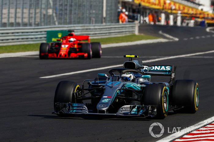 Valtteri Bottas, Mercedes AMG F1 W09 y Sebastian Vettel, Ferrari SF71H