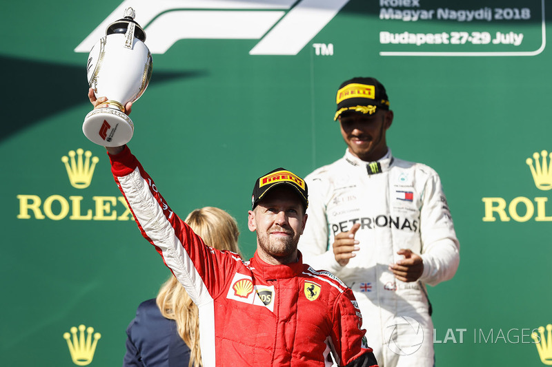 Sur le podium : le deuxième, Sebastian Vettel, Ferrari avec le champagne