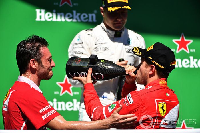 Podio:ganador de la carrera Sebastian Vettel, Ferrari, el segundo lugar Valtteri Bottas, Mercedes AMG F1 y G. Vietina, Ferrari