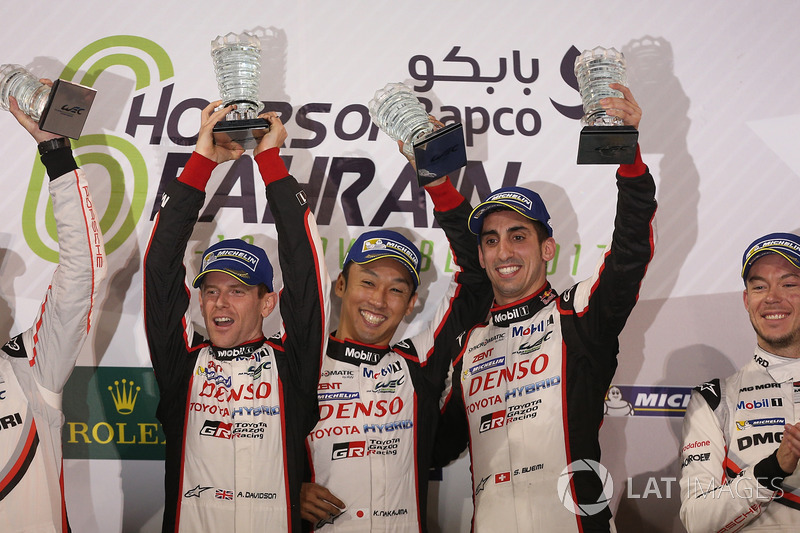 Podyum LMP1: yarış galibi Sébastien Buemi, Anthony Davidson, Kazuki Nakajima, Toyota Gazoo Racing