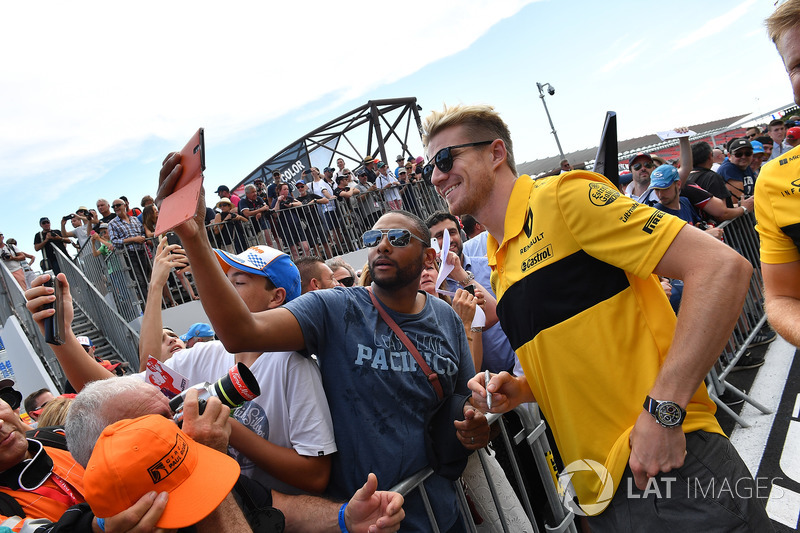 Nico Hulkenberg, Renault Sport F1 Team fans selfie