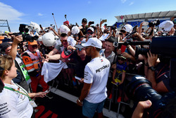 Lewis Hamilton, Mercedes-AMG F1 fans selfie