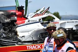 La voiture endommagée de Marcus Ericsson, Sauber C37 est ramenée au stand