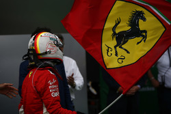Sebastian Vettel, Ferrari, 1e plaats, met een Ferrari-vlag