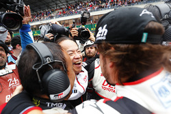 Fernando Alonso, Toyota Gazoo Racing, festeggia con il team
