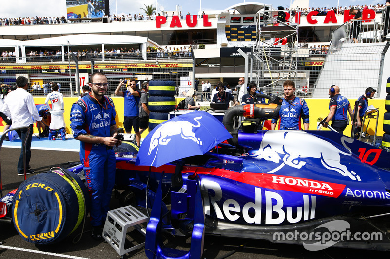 Pierre Gasly, Toro Rosso STR13, on the grid