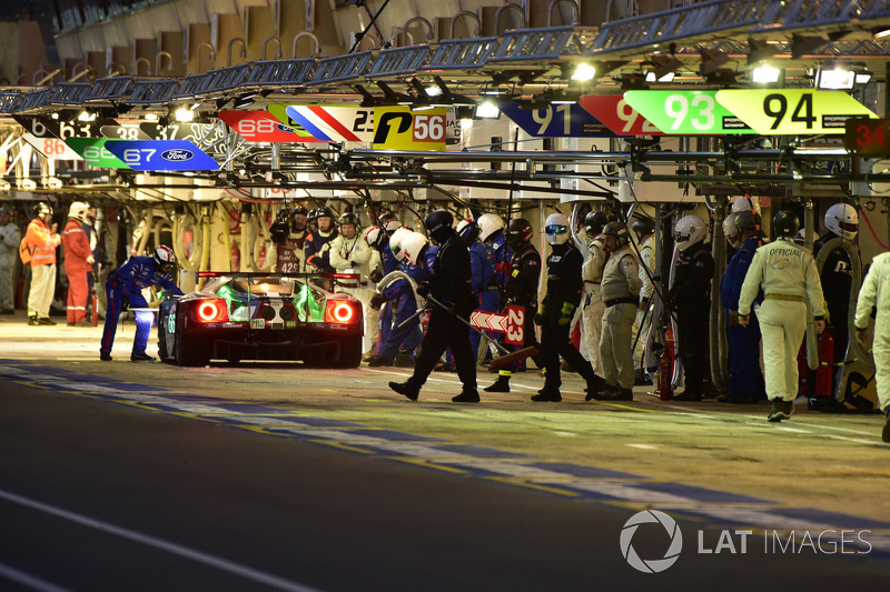 Pit stop #66 Ford Chip Ganassi Racing Ford GT: Stefan Mücke, Olivier Pla, Billy Johnson