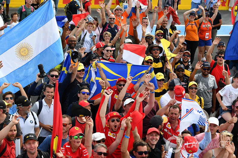 Tifosi con bandiere