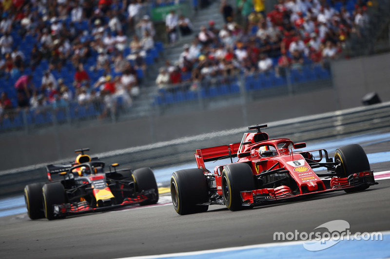 Sebastian Vettel, Ferrari SF71H, Daniel Ricciardo, Red Bull Racing RB14