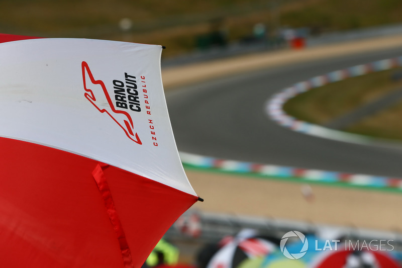 Logo Automotodrom Brno di sebuah payung