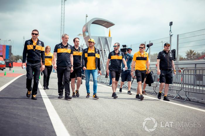 Carlos Sainz Jr., Renault Sport F1 Team camina por la pista