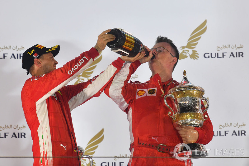Святкування переможця гонки Себастьяна Феттеля, Ferrari на подіумі