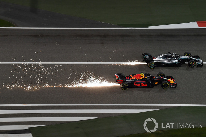 Max Verstappen, Red Bull Racing RB14 y Lewis Hamilton, Mercedes-AMG F1 W09 EQ Power batalla