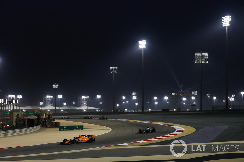 Fernando Alonso, McLaren MCL33 Renault, y Lewis Hamilton, Mercedes AMG F1 W09