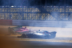 Sergio Perez, Force India VJM11, se estrella en un tablero publicitario al comienzo, mientras Lance Stroll, Williams FW41 pasa