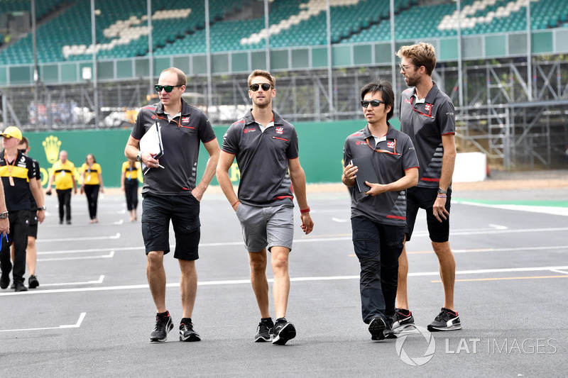 Romain Grosjean, Haas F1, cammina lungo il circuito