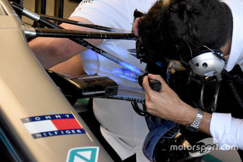 Детали передней подвески Mercedes F1 W09