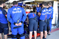 Monteurs met de wagen van Pierre Gasly, Scuderia Toro Rosso STR13