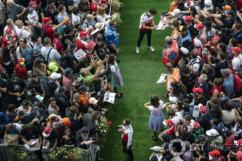 Charles Leclerc, Sauber signs autographs for the fans