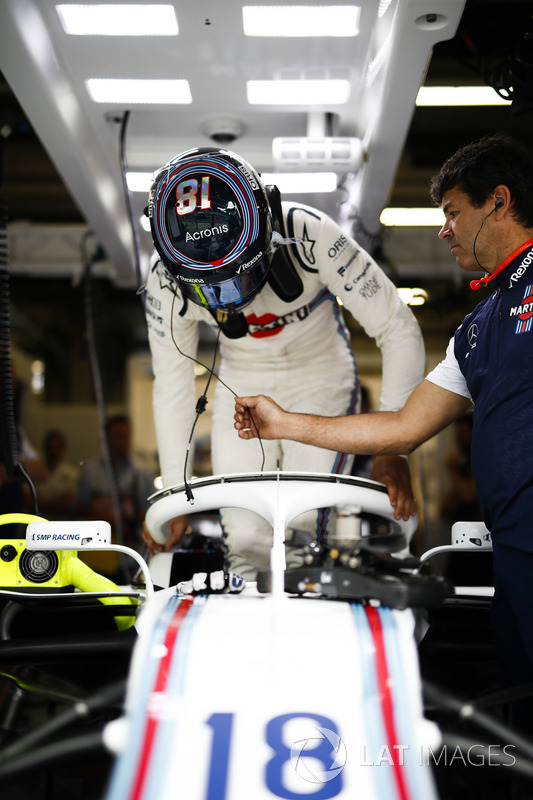 Lance Stroll, Williams Racing, entra nell'abitacolo della sua monoposto