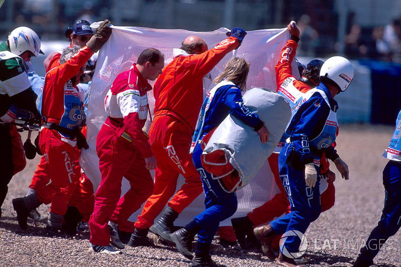 La memoria todavía estaba fresca del fatal accidente de Roland Ratzenberger y Ayrton Senna, cuando todo el mundo vio con gran expectación cómo se puso una lona sobre el coche de Schumacher, tratando de ocultar el daño.
