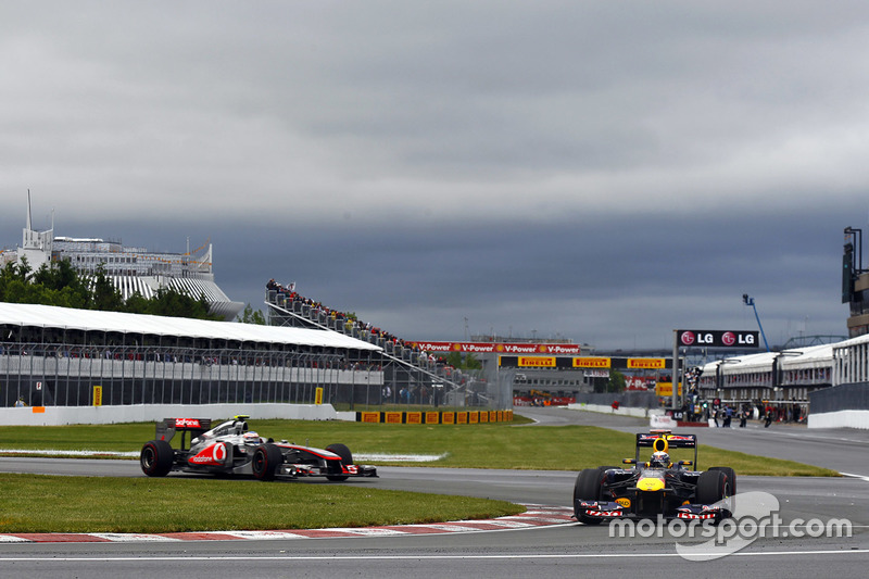 Sebastian Vettel, Red Bull Racing RB7 lidera a Jenson Button, McLaren MP4-26